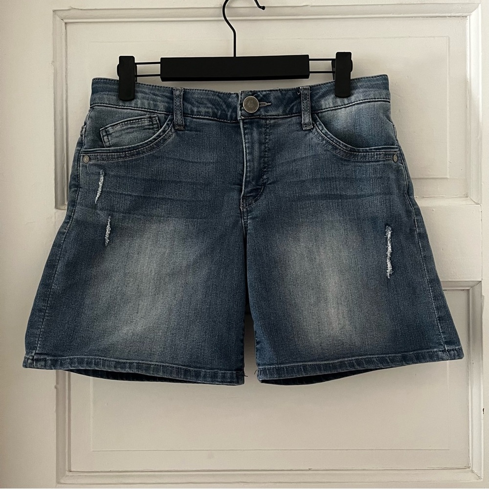 Democracy: Classic Blue Jean Shorts with frayed design and Stretch Fit. Size 6